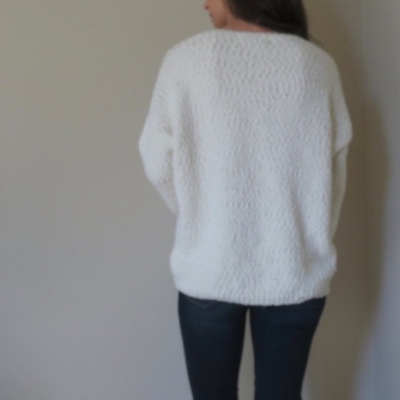 ❌❌SOLD❌❌White Cozy Oversized Sweater - Picture 4 of 5